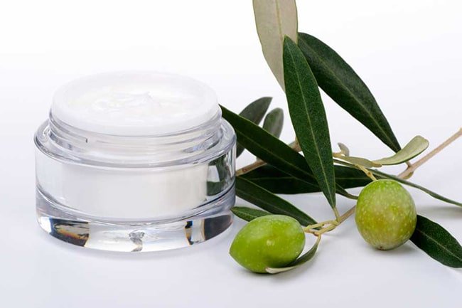 El aceite de oliva se utiliza mucho para la cosmética