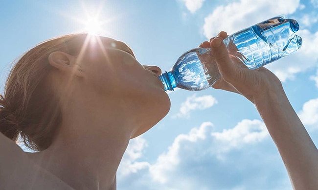 beber agua evitará la retención de líquidos