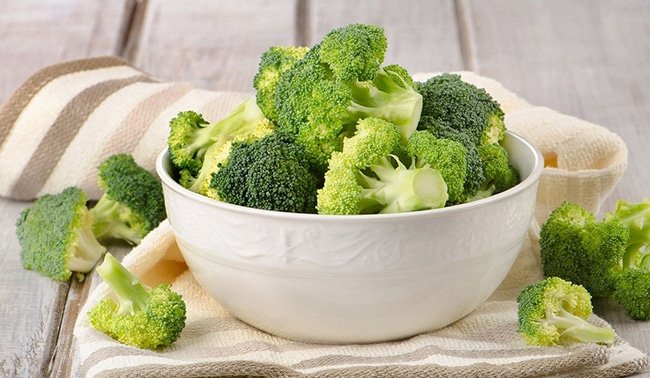 el brócoli es un superalimento por que tiene múltiples vitaminas y minerales.