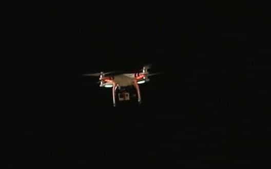 vuelo de drones por la noche